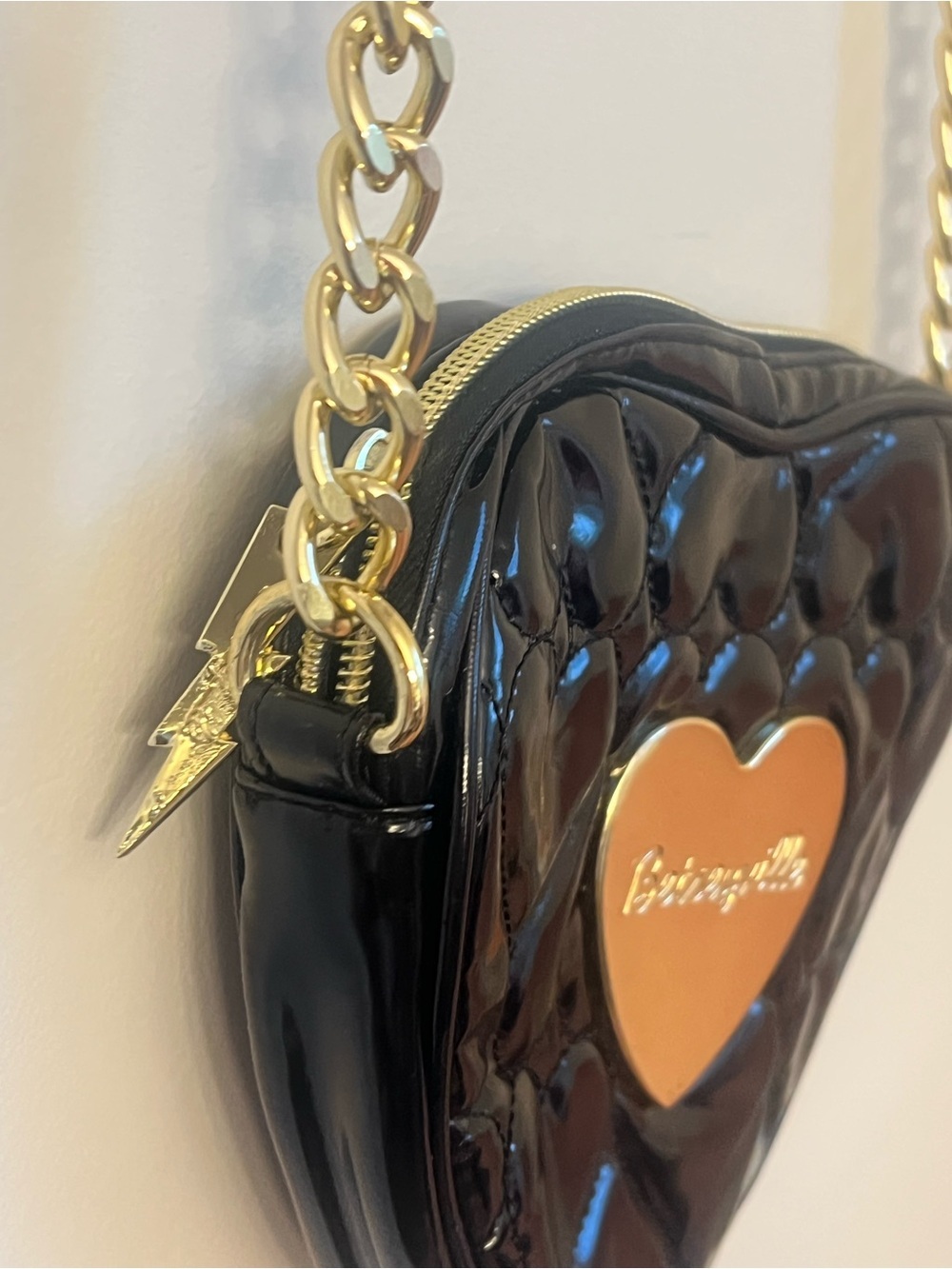 Vintage y2k Betsy Johnson heart -Shaped Patent Crossbody Bag with Gold Chain - Picture 4 of 7